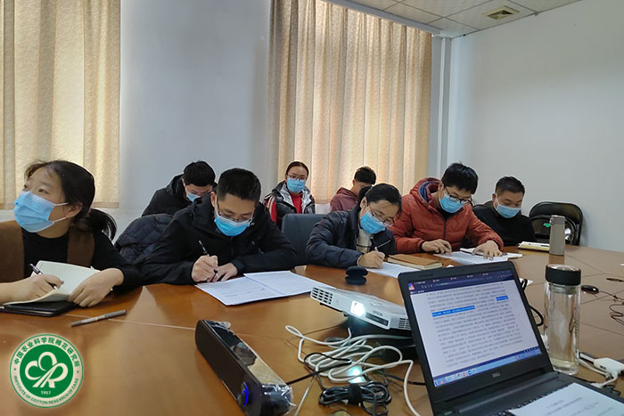 与会党员认真学习党的十九届六中全会精神-小.jpg