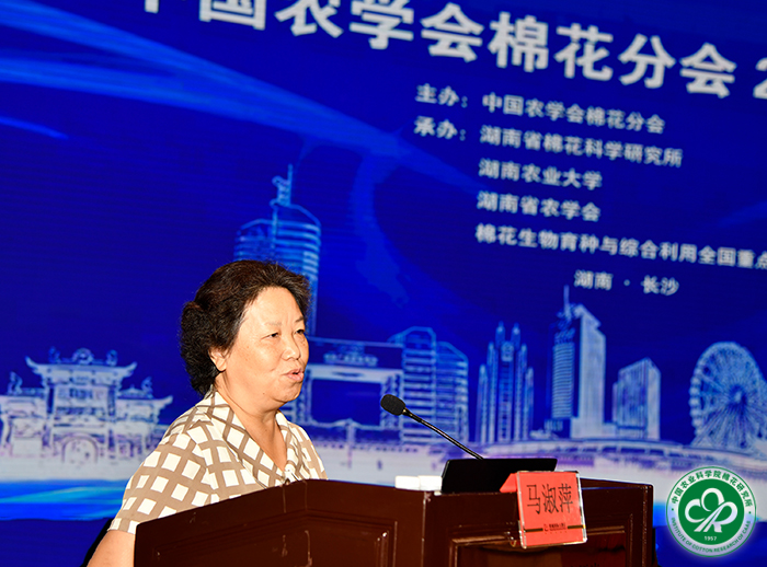 马淑萍作报告-小.jpg