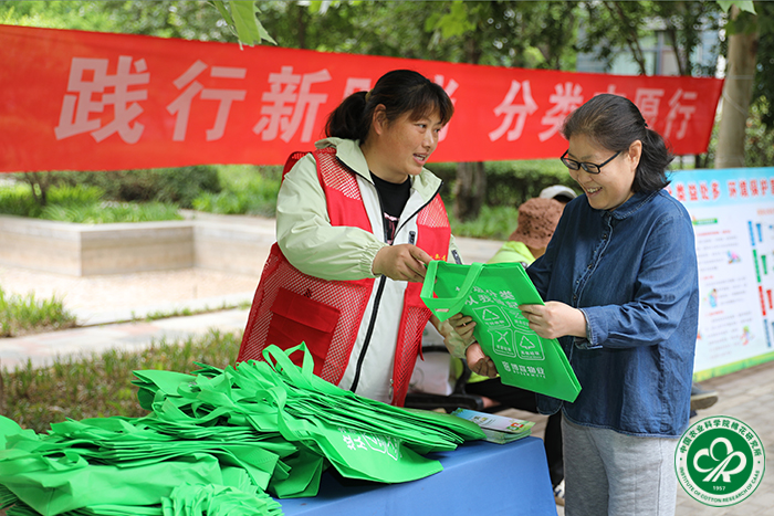 发放小礼品xiu.jpg