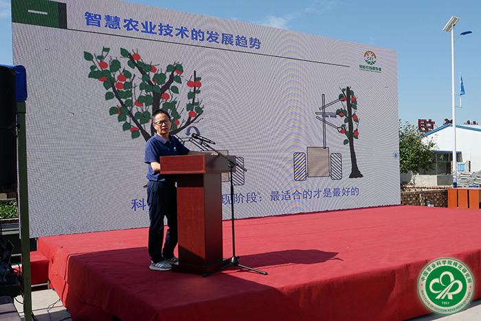 李亚兵研究员做报告xiu.jpg