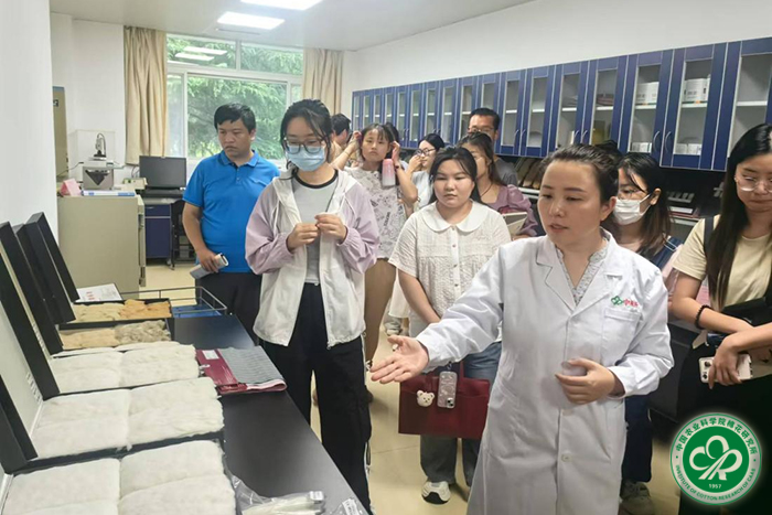学生们参观纤维检测中心XIU.jpg